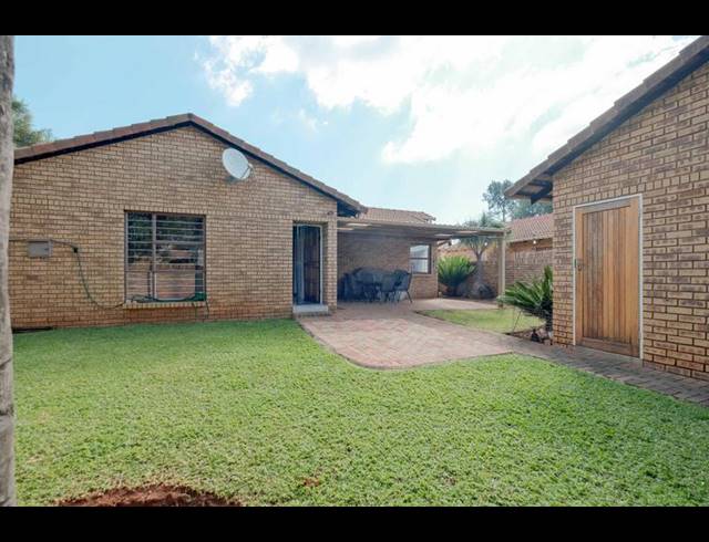 3 BEDROOM TOWNHOUSE FOR SALE IN DIE HOEWES